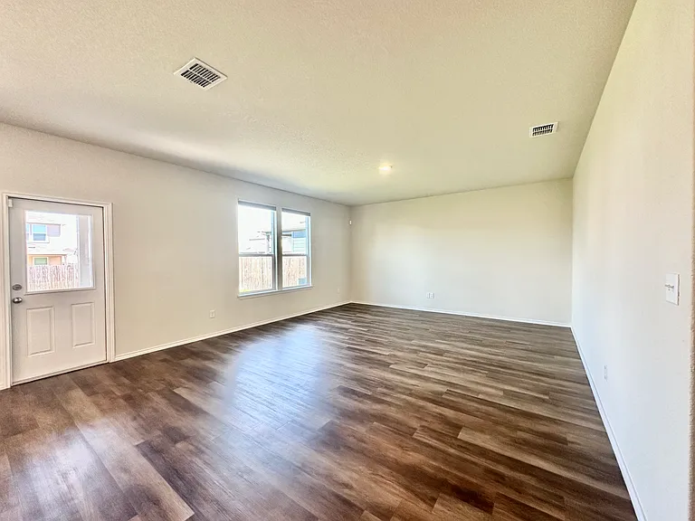 10235 Crossbuck — Photo 14