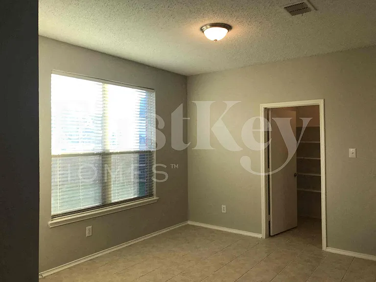 429 W Clover Park Dr — Photo 10