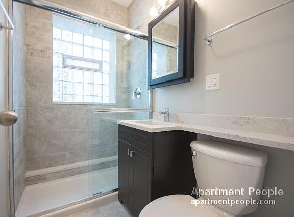 3rd image of 6118 N Rockwell St