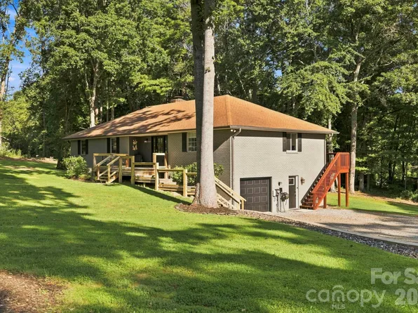 168 S Country Ln, Mills River, NC 28759