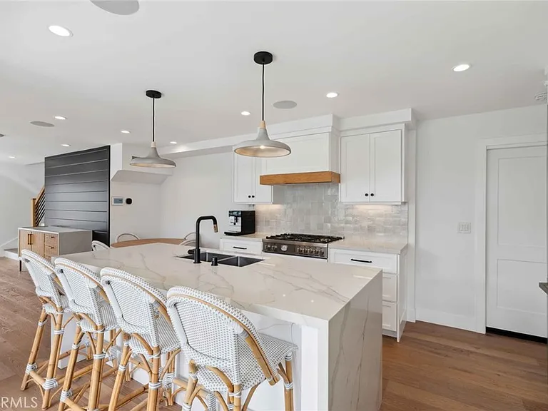 300 Coral Ave — Photo 9