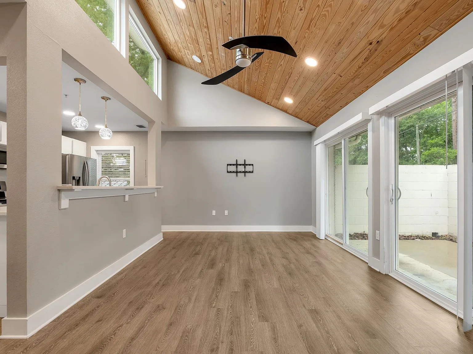 2 bed, 1100 sqft, $1,675 — Photo 2