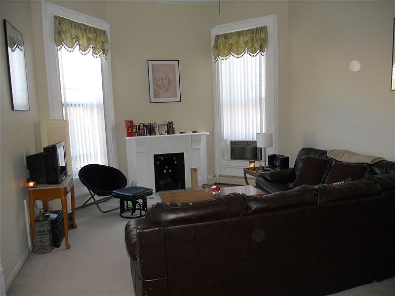 Living Room (Upper 1 BR)