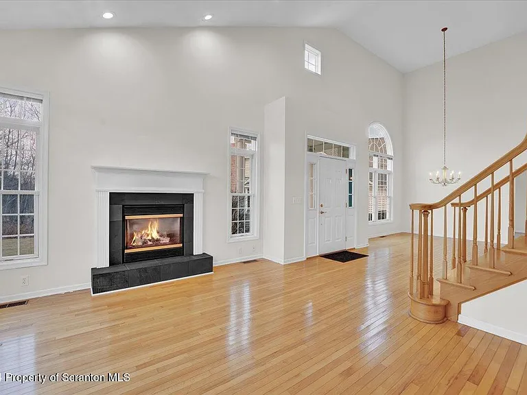 1404 Verne Close — Photo 8