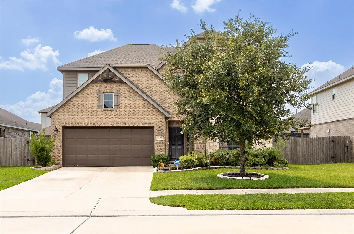 Photo 1 of 33 - 8622 Oakdale Bluff Ct - Richmond, TX Primary Photo - 8622 Oakdale Bluff Ct