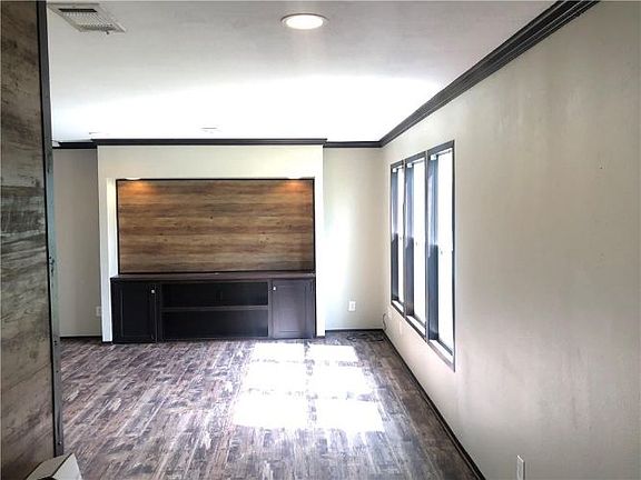 2nd image of 422 W Corpus Christi St