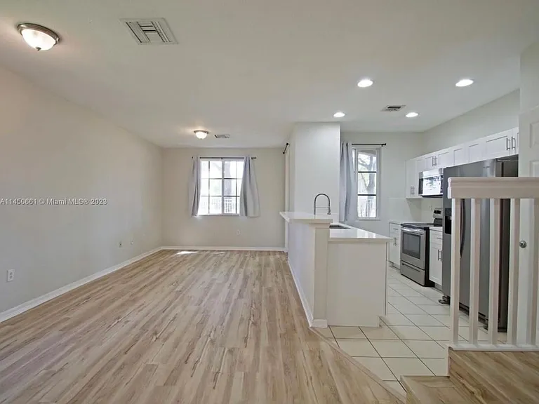 6030 SW 19th Pl — Photo 2