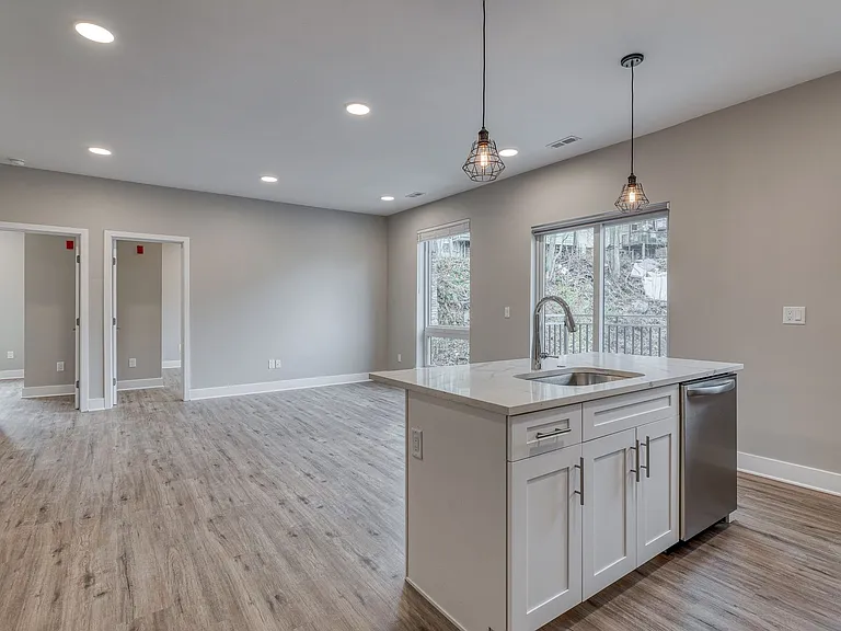 Brand New Luxury Apartments — Photo 3