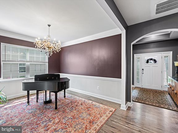 4th image of 27519 Belmont Blvd