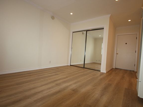 2nd image of 3843 Keystone Ave #9