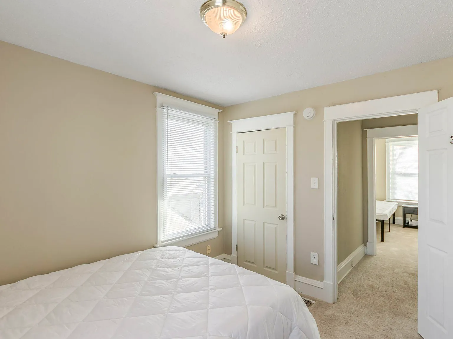 4 bed, 2.0 bath, 1662 sqft, $706 — Photo 2