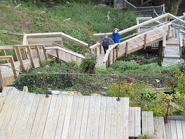 Worth the climb! Private stairs directly onto the Hudson Trail and bay shoreline. Hear the waves chasing!