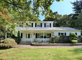 12 Babbling Brook Ln, Suffern, NY 10901