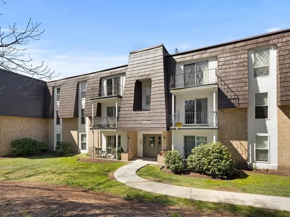 16 Shadowbrook Ln APT 34, Milford, MA 01757
