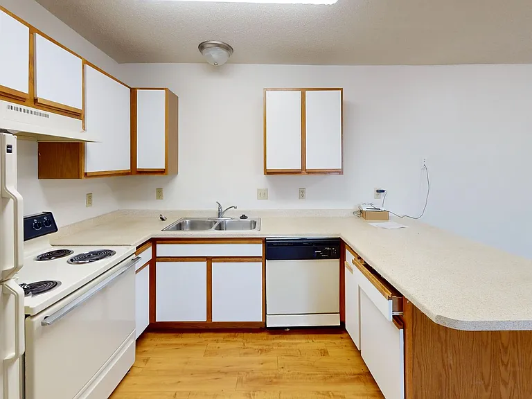 Dakota E & W Apartments — Photo 43