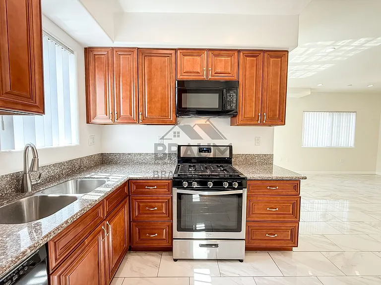1423 Franklin St — Photo 12