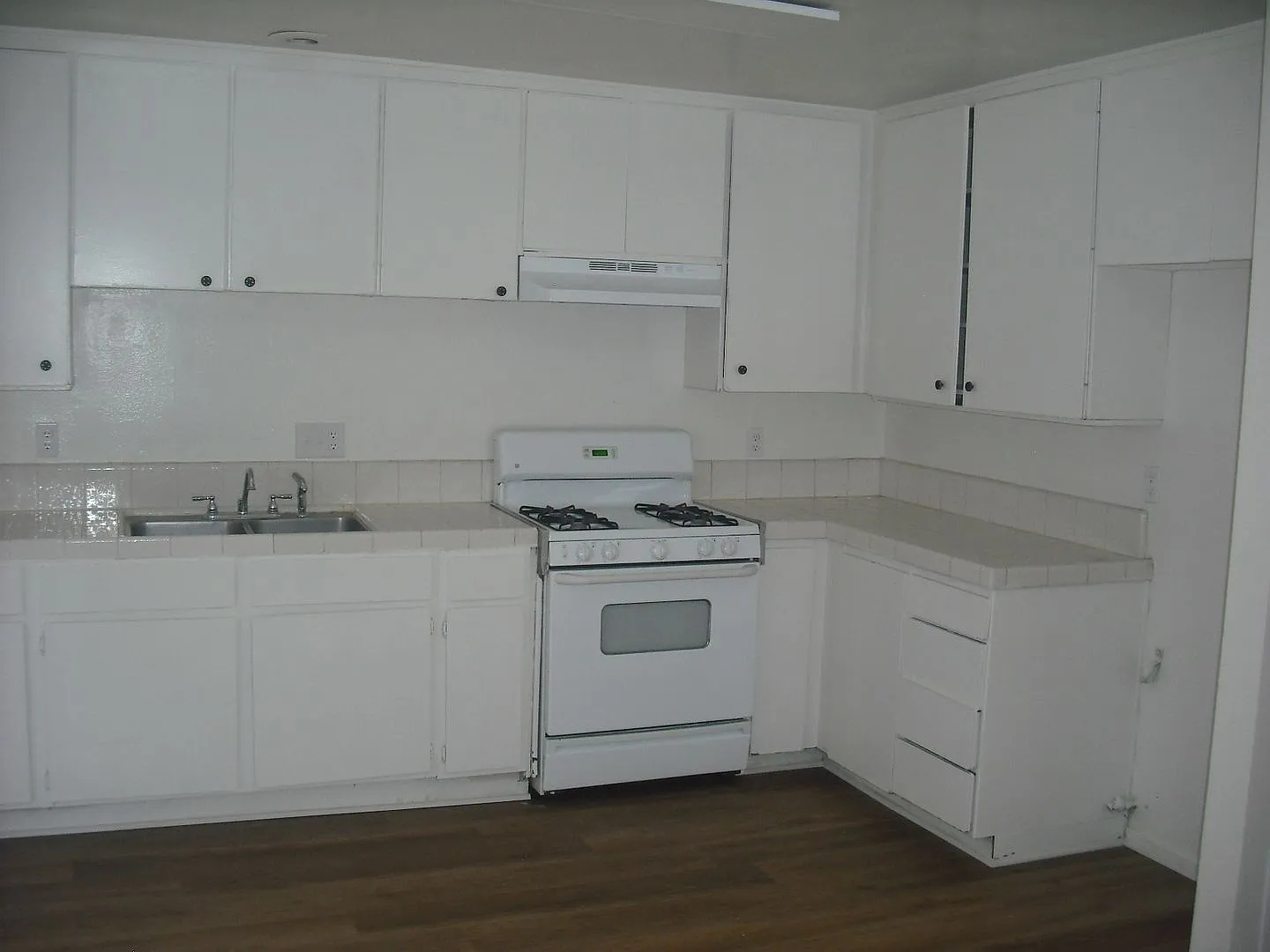 Spacious 2 story 3 bedroom Whalers Village Condominium Home — Photo 4