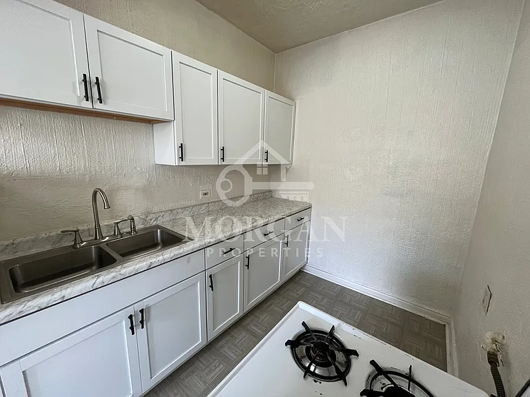 1231 W Walnut St — Photo 5
