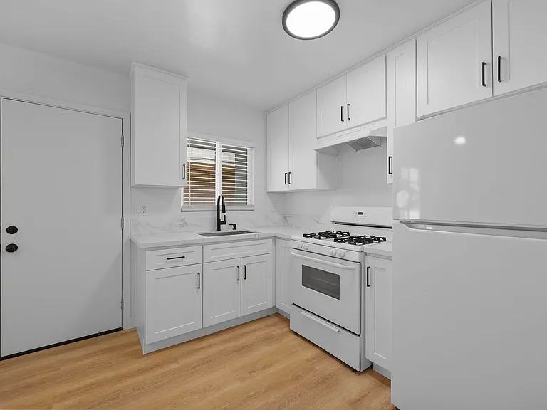 2426 N Buena Vista St #CC — Photo 2