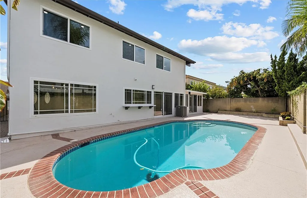 4 bed, 2.5 bath, 2629 sqft, $5,490 — Photo 2