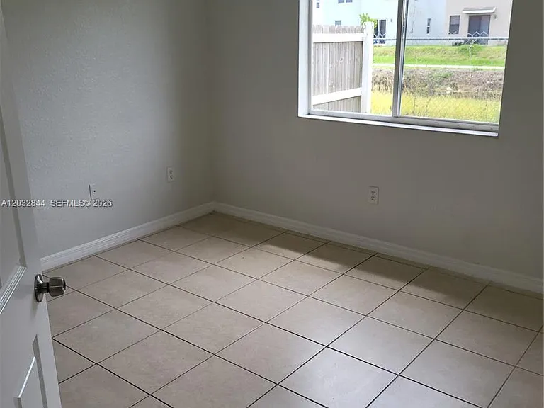 31 NE 13th Ave #5 — Photo 12