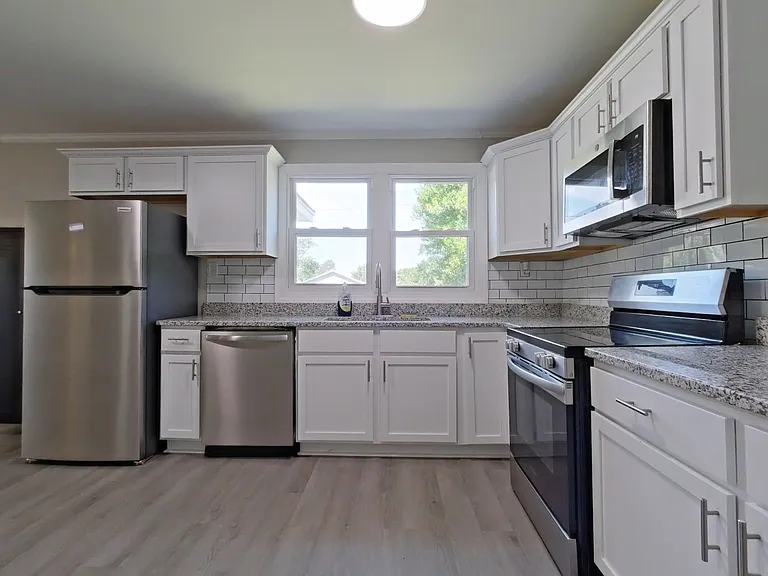 215 Fairview St — Photo 12