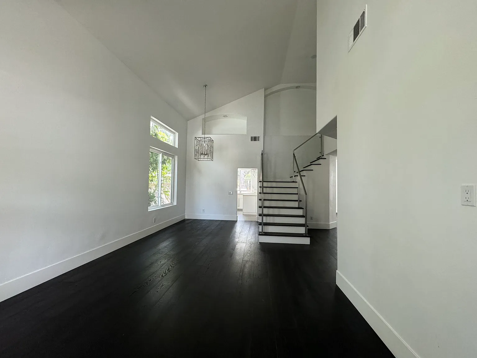 4 bed, 2081 sqft, $5,200 — Photo 3