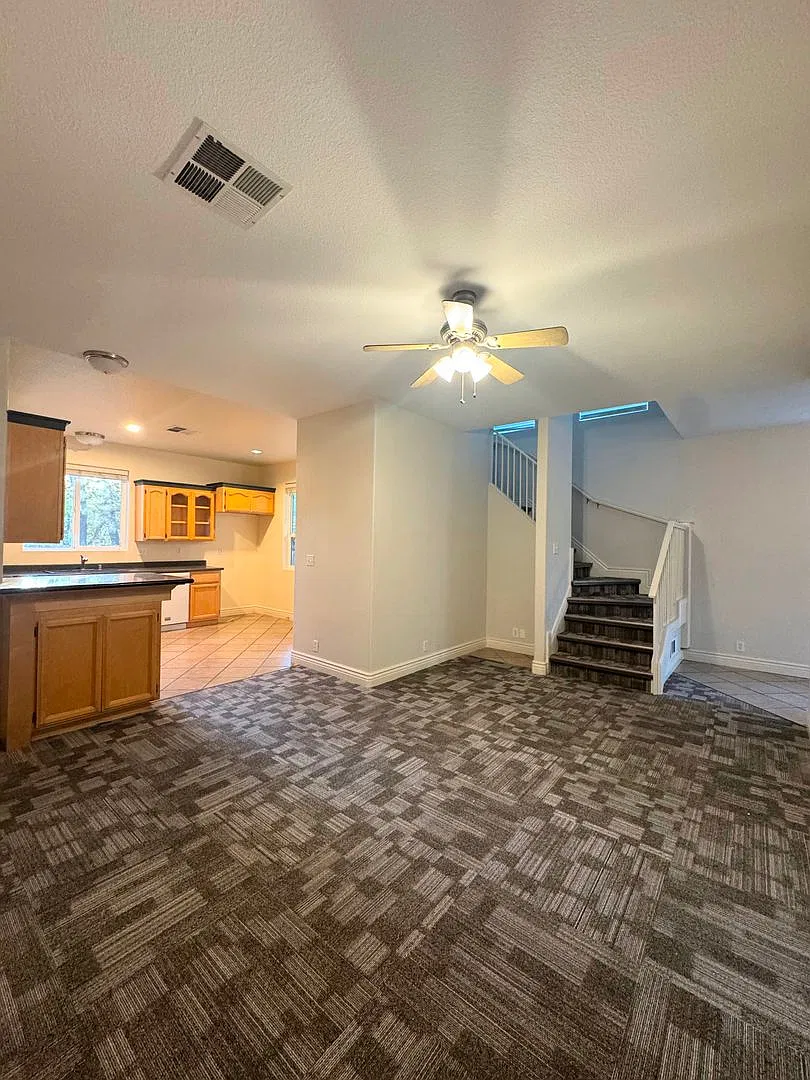 Adorable 3 bedroom 2.5 Bath Unit for Rent — Photo 4