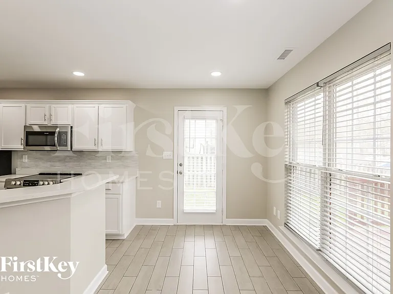 1620 Winthrop Ln — Photo 5