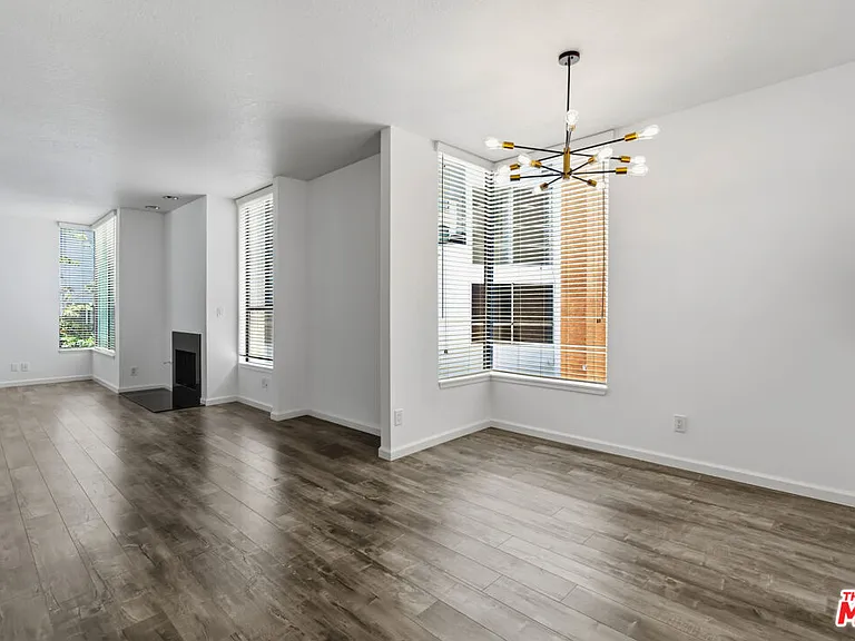 500 S Barrington Ave #2 — Photo 6