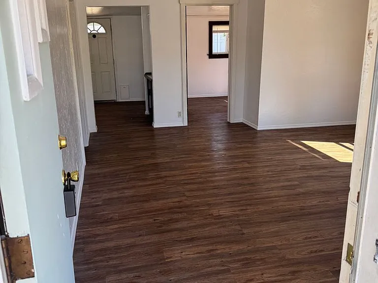 1606 Ash Ave — Photo 2