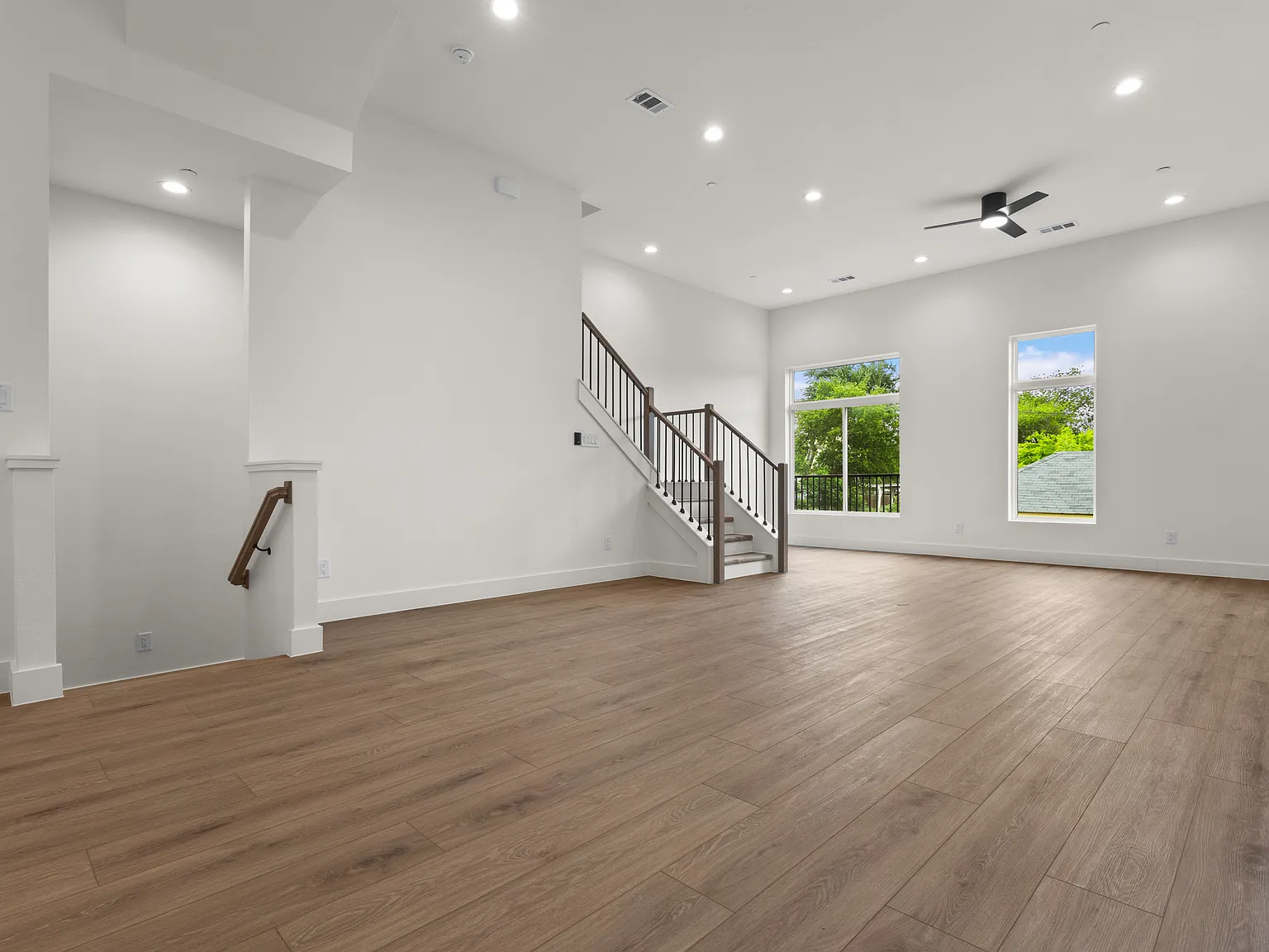 3 bed, 3.5 bath, 2440 sqft, $3,700 — Photo 4