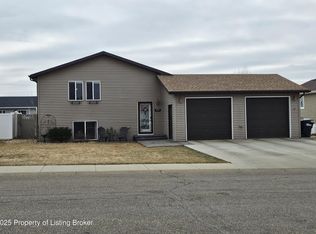 979 29th St W, Dickinson, ND 58601