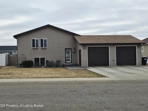 979 29th St W, Dickinson, ND 58601