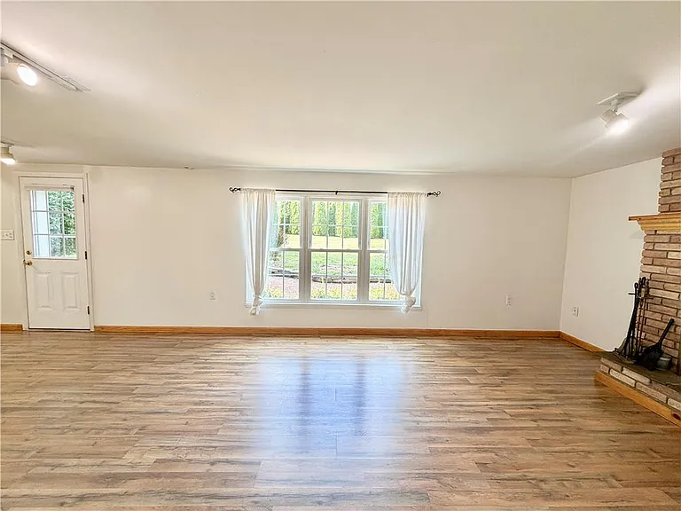 1160 Brentwood Ave — Photo 7