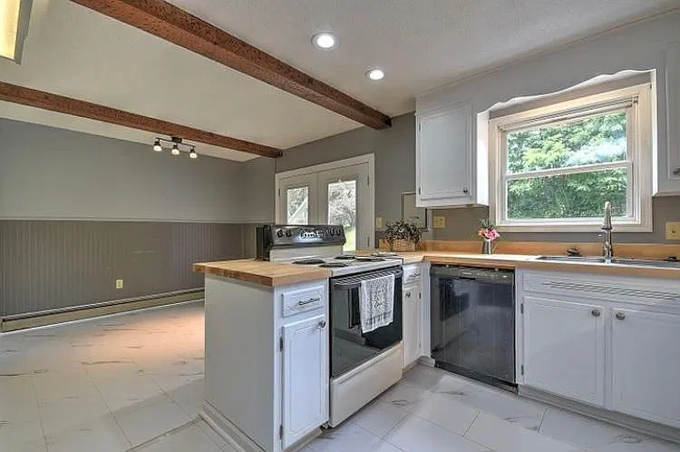 311 Redstone Dr — Photo 4