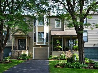 412 Canterbury Dr, Coraopolis, PA 15108