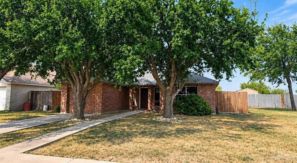3 bed, 2.0 bath, 1131 sqft, $1,600 — Photo 1