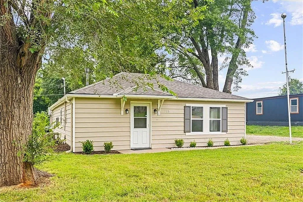 3 bed, 2.0 bath, 1300 sqft, $1,800 — Photo 3