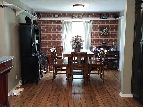 3rd image of 904 NW Springwood Dr