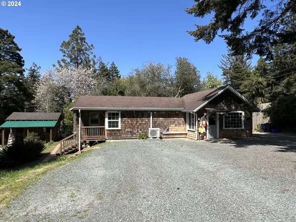 1407 Jackson St, Port Orford, OR 97465
