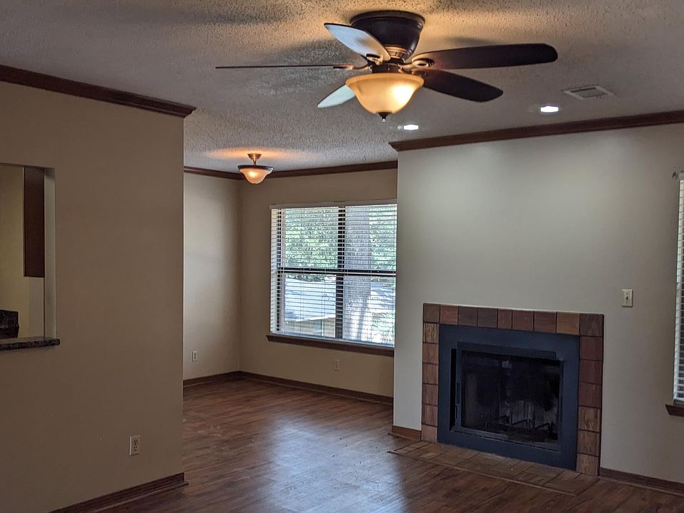 Spacious Floor Plan 1200 sq ft
Pass thru to kitchen from living 
room