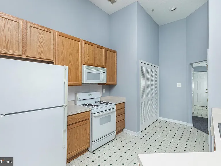 3033 Hunting Ridge Dr — Photo 6