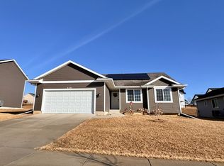 2202 Shady Grove Rd SW, Cedar Rapids, IA 52404