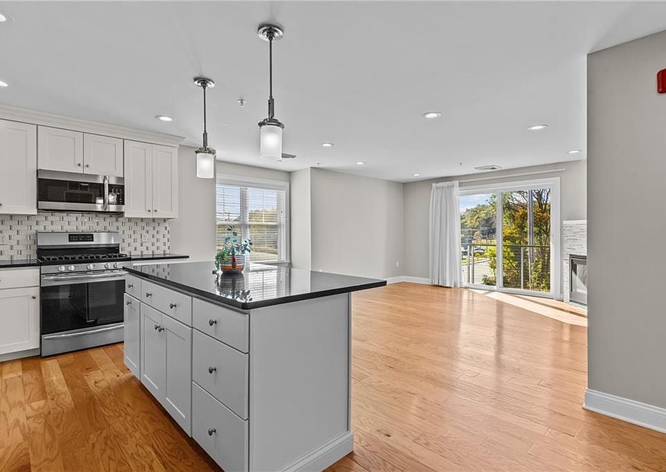 1st image of 1001 Main St Unit 11