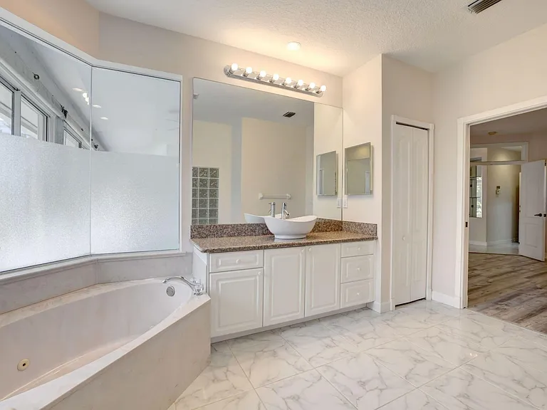8028 Plantation Lakes Dr — Photo 23