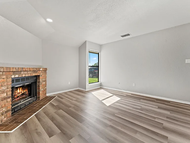 Living room/wood burning fireplace