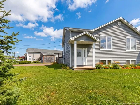 84 Jeannette St, Dieppe, NB E1A 0K4