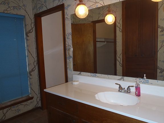 3rd image of 73 Surrey Oak Ct