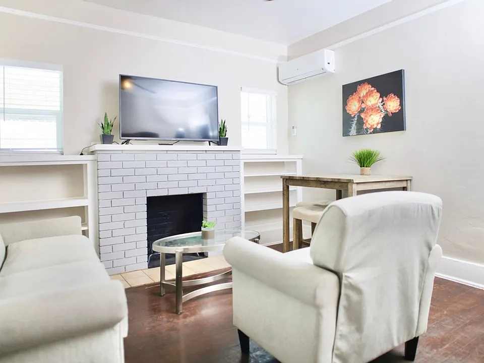 12 E University Blvd #18